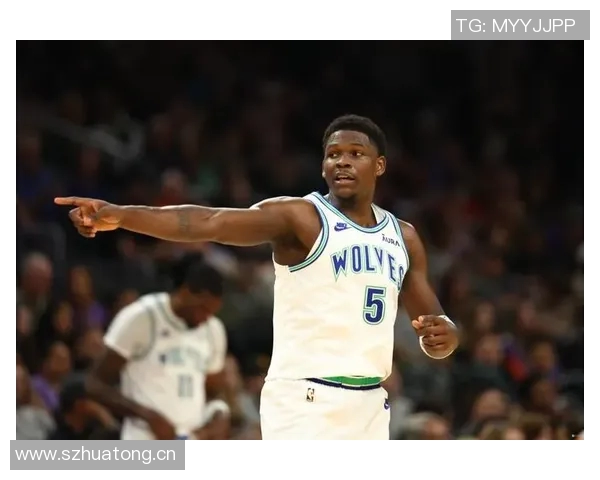 爱德华兹巧妙借掩护接球三分投篮成功实现反超局面