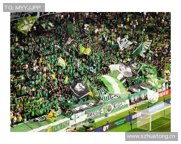 北京国安主场赛后邀请球迷家庭与队员亲密合影共度美好时光